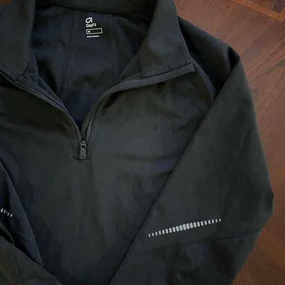 GapFit Black long sleeve fitted top with thumb holes - Picture 2 of 5